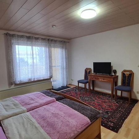 Gemuetliche 120 Qm Ferienwohnung Mit Balkon Adelsdorf Exterior foto