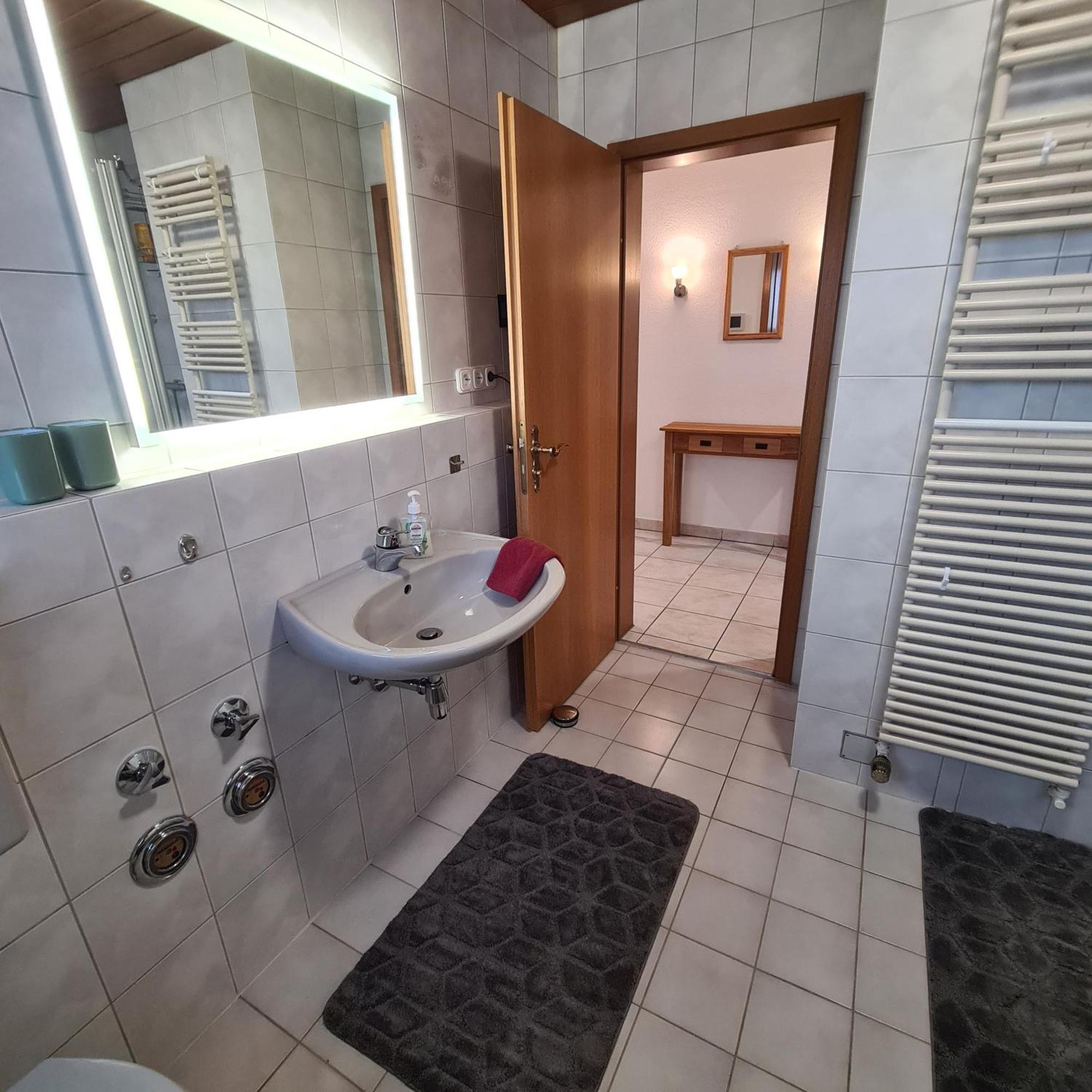Gemuetliche 120 Qm Ferienwohnung Mit Balkon Adelsdorf Exterior foto
