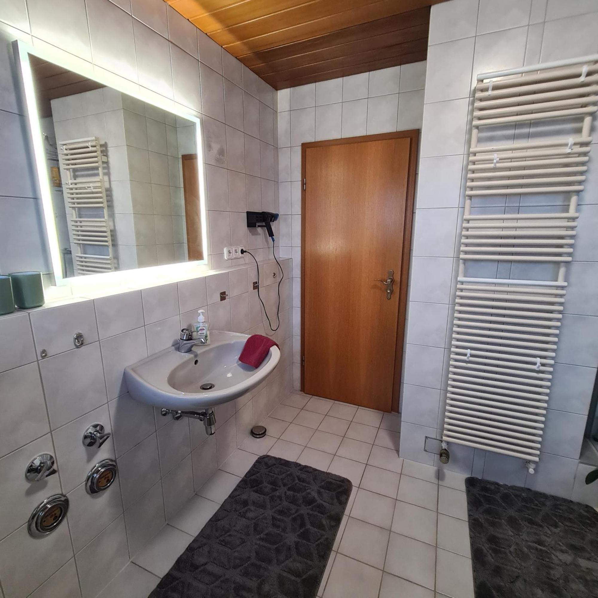 Gemuetliche 120 Qm Ferienwohnung Mit Balkon Adelsdorf Exterior foto